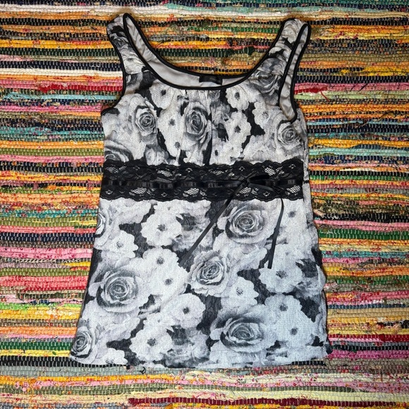 Vintage Y2K Black & White Rose Floral Lace Tank – Fits M - Picture 2 of 5